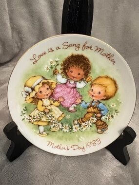 Avon Mother's Day 1983 Decorative Plate - White, Green, Pink, Yellow, Brown